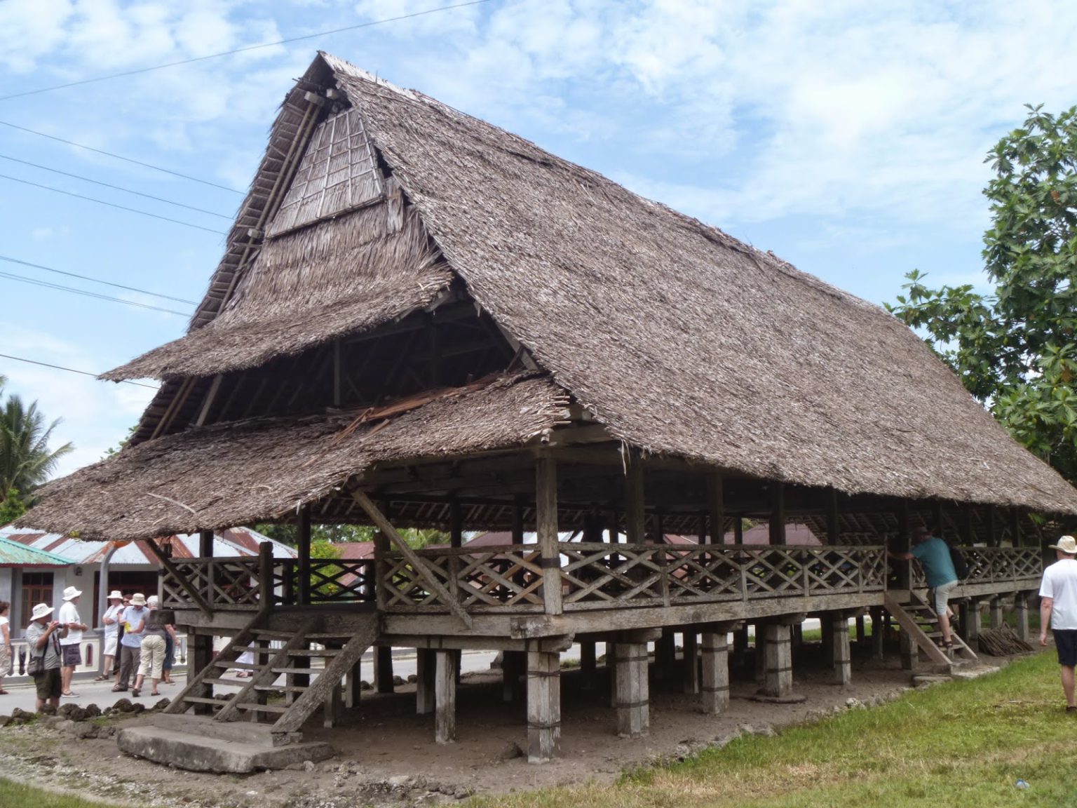 rumah-adat-maluku-nama-sejarah-jenis-keunikan-gambar-gramedia