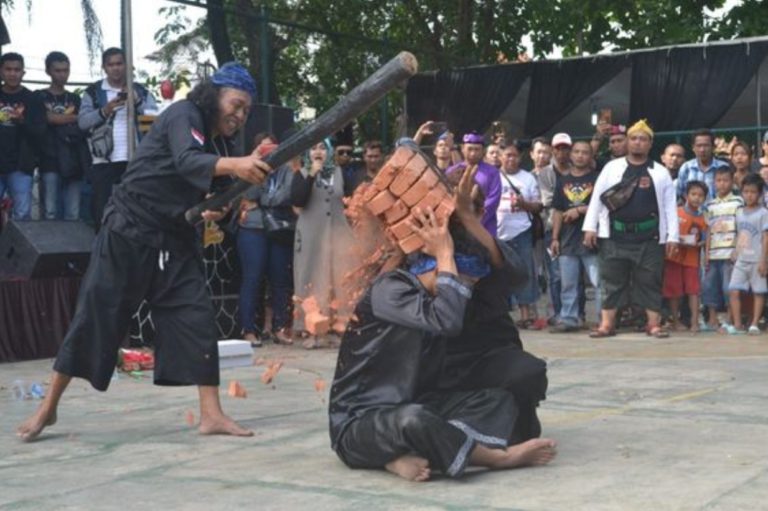 Debus: Pengertian, Sejarah, Perlengkapan, Jenis, dan Urutan Acara ...