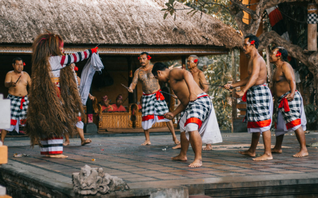 Contoh Globalisasi di Bidang Budaya: Ketika Budaya Menjadi Universal